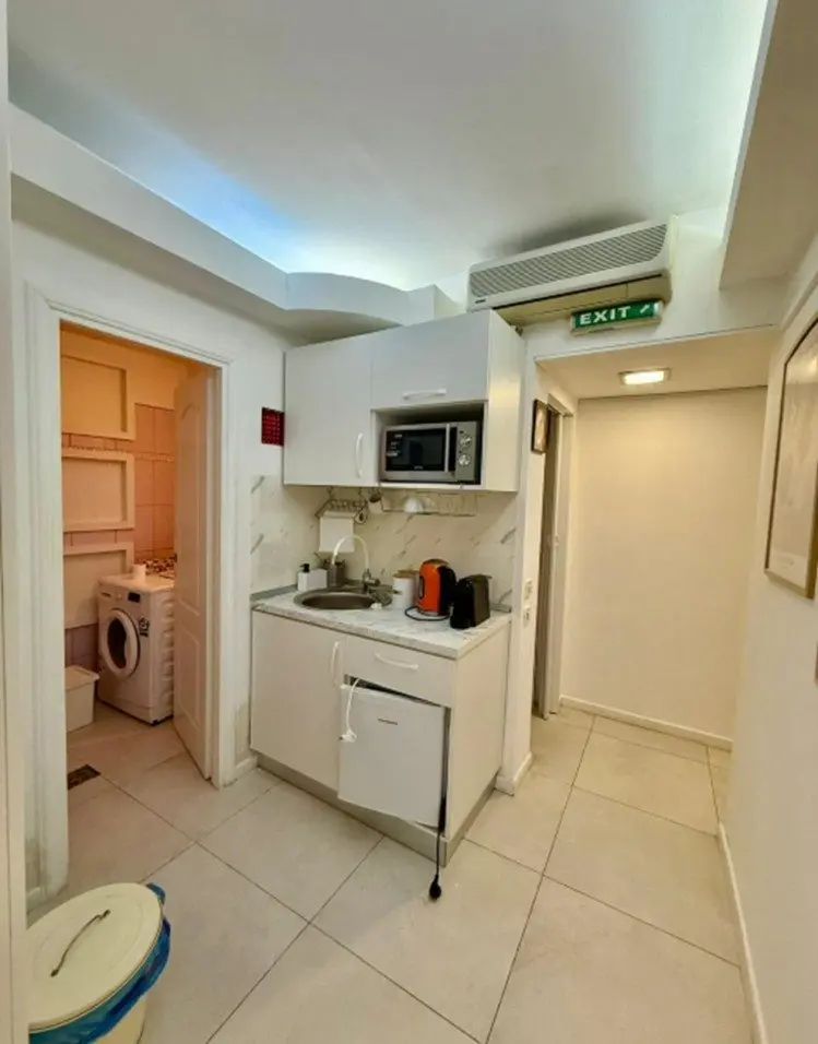 Studio for sale in the semi-basement of a building next to Romanian Athenaeum, Bucharest 26.3 sqm