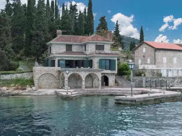 Breathtaking Villa with private mooring on the Seafront in Rose, Lustica