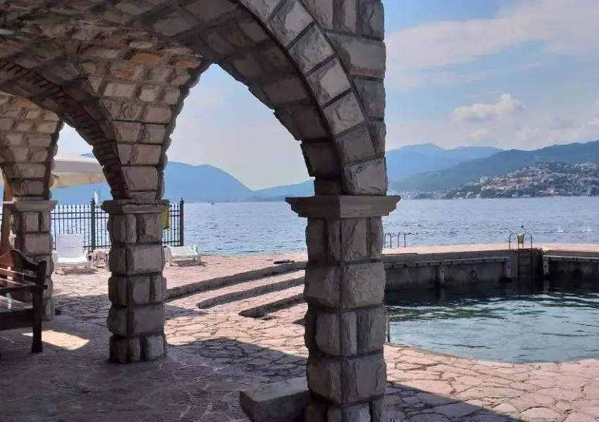 Breathtaking Villa with private mooring on the Seafront in Rose, Lustica