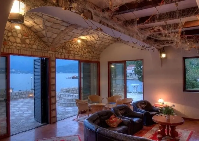 Breathtaking Villa with private mooring on the Seafront in Rose, Lustica