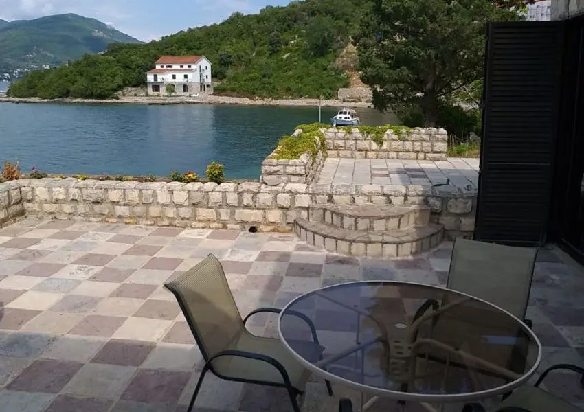 Breathtaking Villa with private mooring on the Seafront in Rose, Lustica