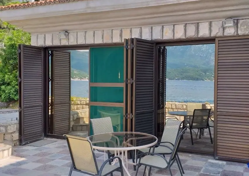 Breathtaking Villa with private mooring on the Seafront in Rose, Lustica