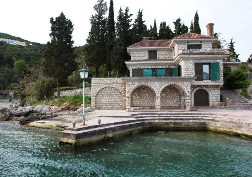 Breathtaking Villa with private mooring on the Seafront in Rose, Lustica
