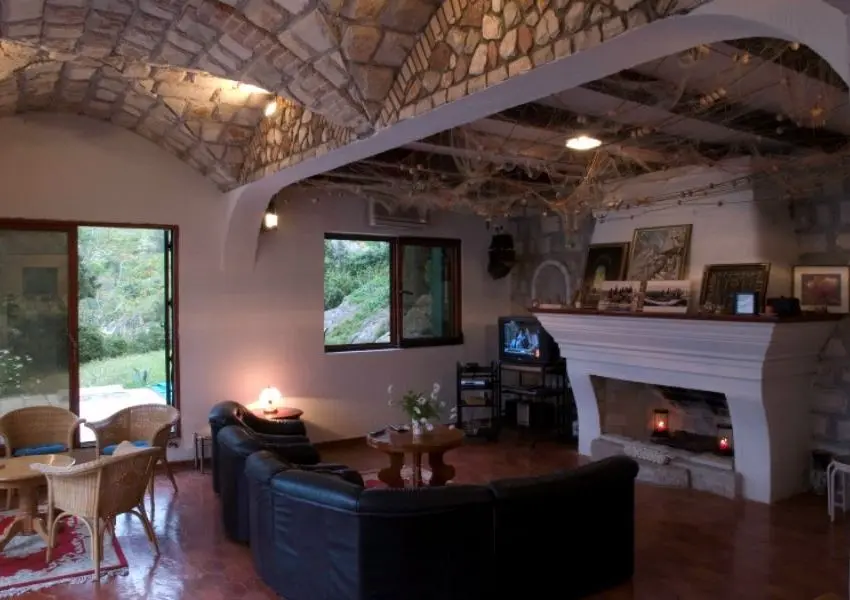 Breathtaking Villa with private mooring on the Seafront in Rose, Lustica