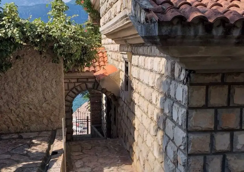 Breathtaking Villa with private mooring on the Seafront in Rose, Lustica
