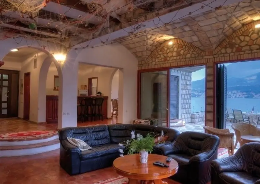 Breathtaking Villa with private mooring on the Seafront in Rose, Lustica