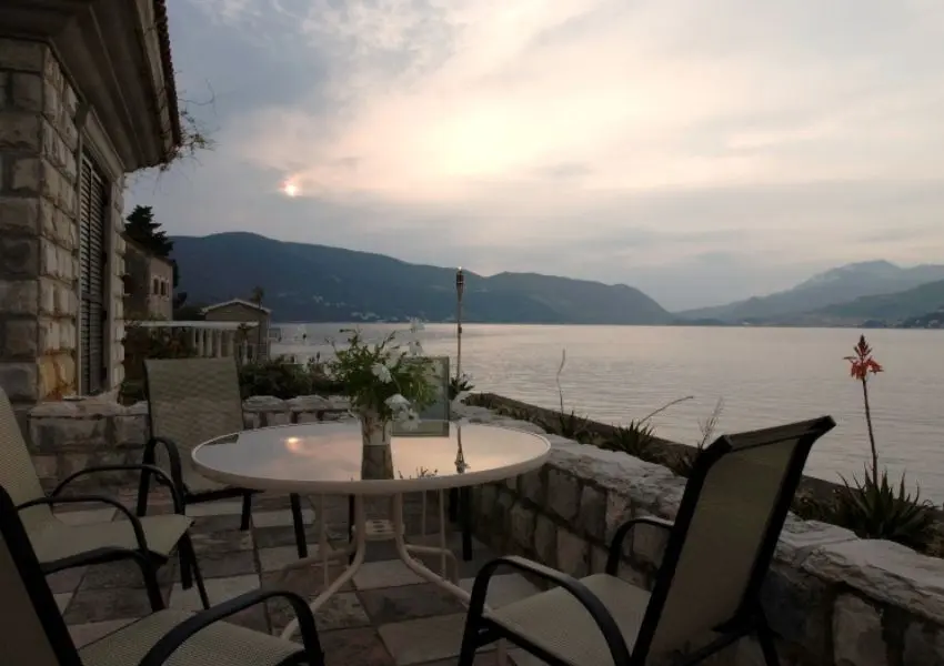 Breathtaking Villa with private mooring on the Seafront in Rose, Lustica