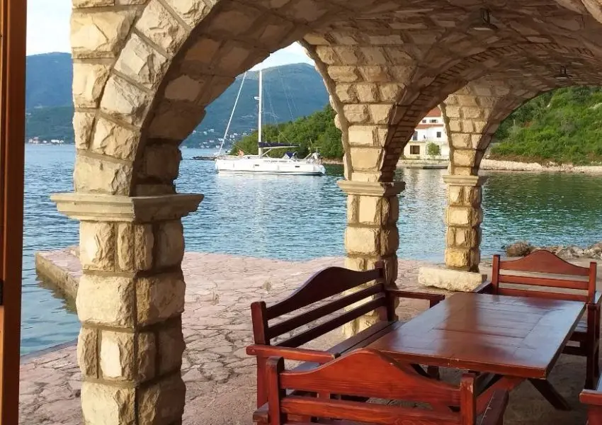 Breathtaking Villa with private mooring on the Seafront in Rose, Lustica