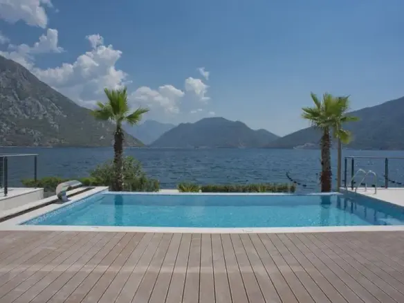 Luxuriuos villa on the first line to the sea, on a plot of 1,200 m2