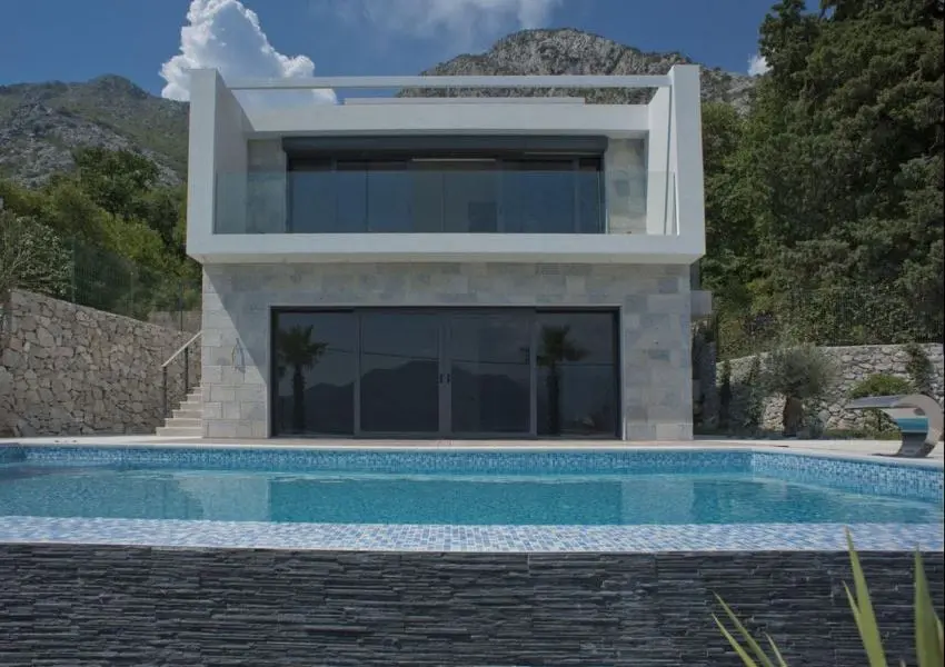 Luxuriuos villa on the first line to the sea, on a plot of 1,200 m2