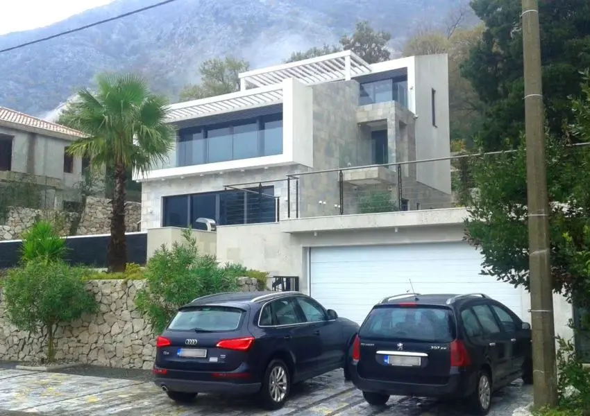 Luxuriuos villa on the first line to the sea, on a plot of 1,200 m2