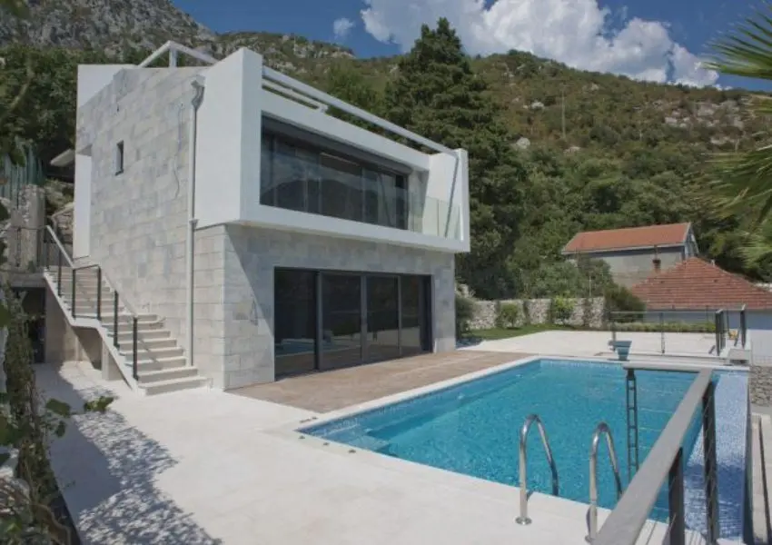 Luxuriuos villa on the first line to the sea, on a plot of 1,200 m2