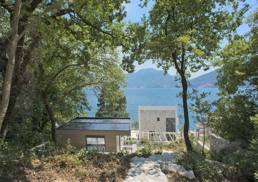 Luxuriuos villa on the first line to the sea, on a plot of 1,200 m2