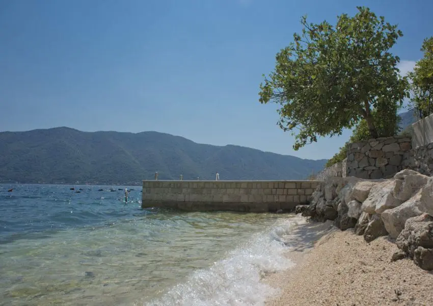 Luxuriuos villa on the first line to the sea, on a plot of 1,200 m2