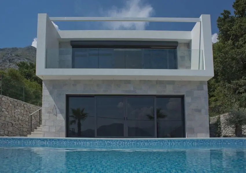 Luxuriuos villa on the first line to the sea, on a plot of 1,200 m2