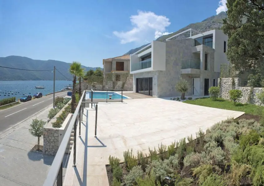 Luxuriuos villa on the first line to the sea, on a plot of 1,200 m2