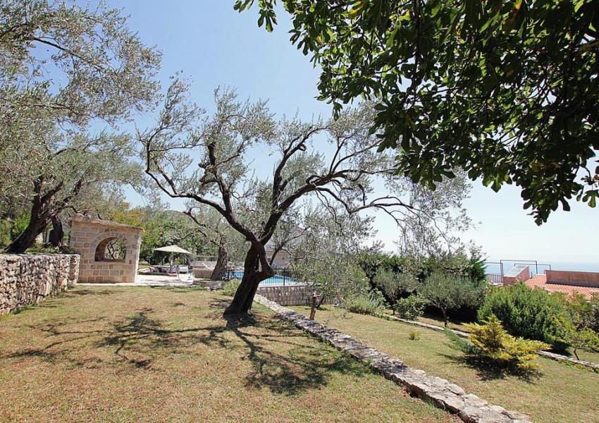 Extraordinary stone villa in Rezevici