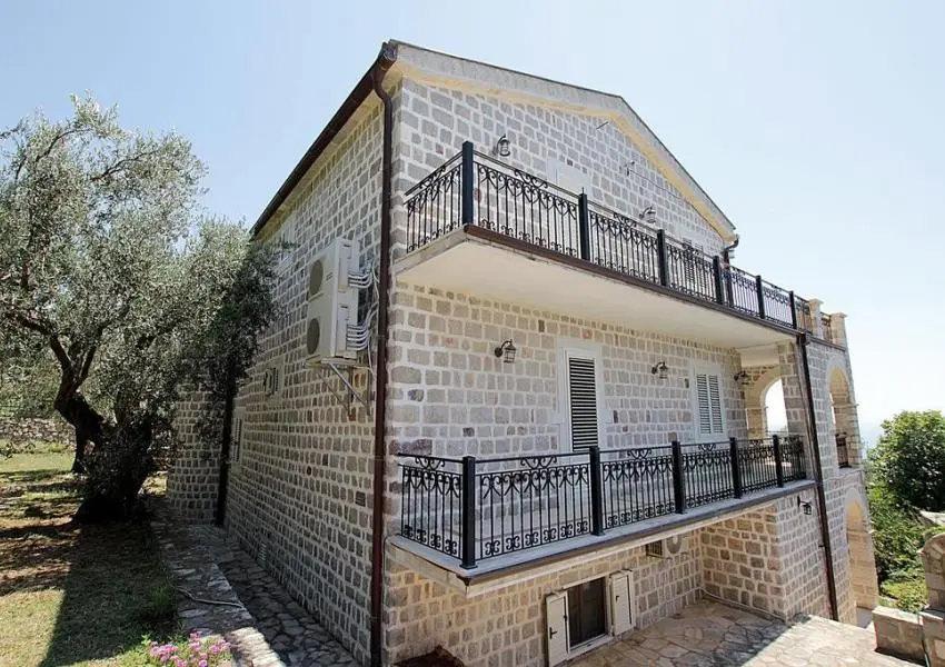 Extraordinary stone villa in Rezevici