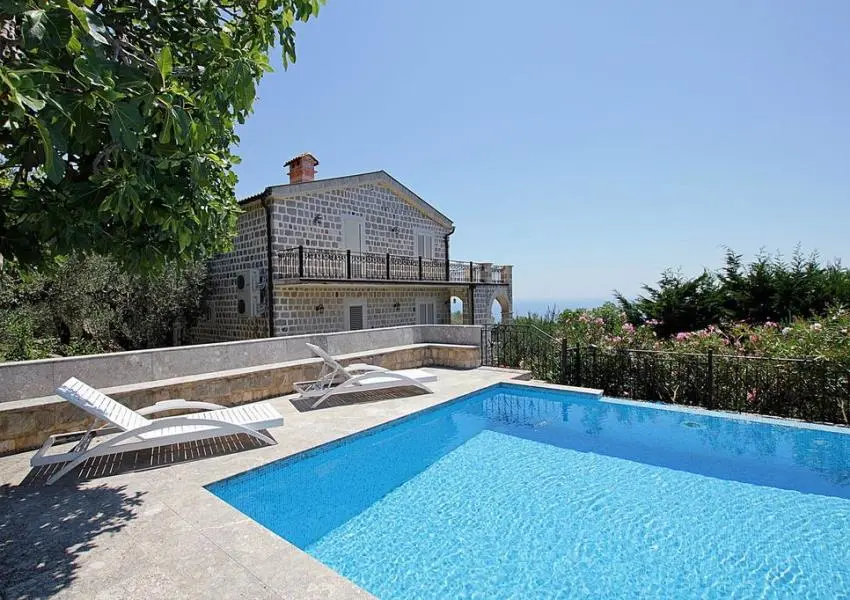 Extraordinary stone villa in Rezevici