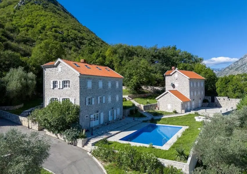 Palazzo Jerovitsa – Historic Stone Estate with Panoramic Bay Views