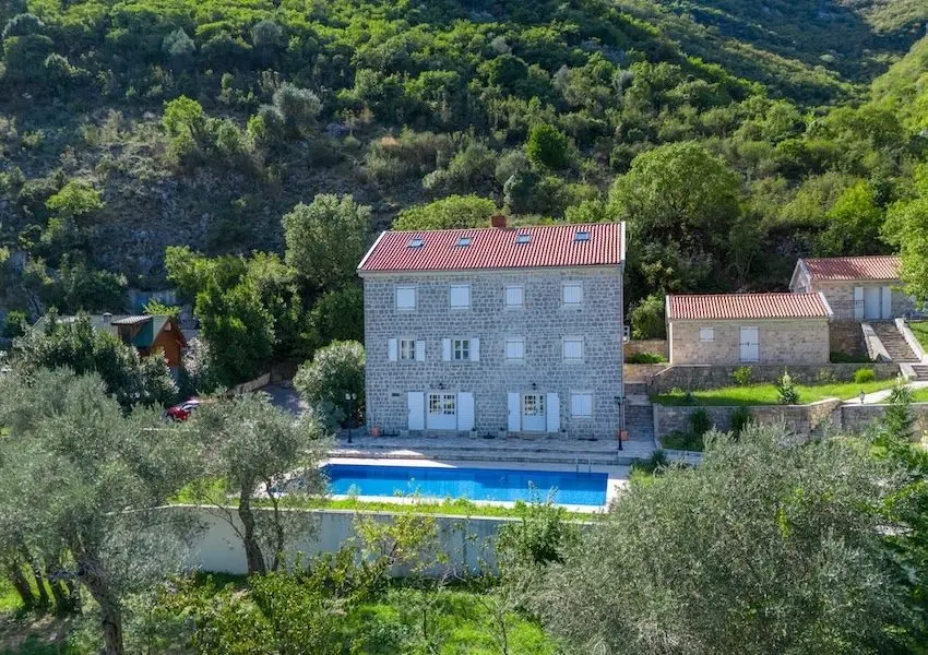 Palazzo Jerovitsa – Historic Stone Estate with Panoramic Bay Views