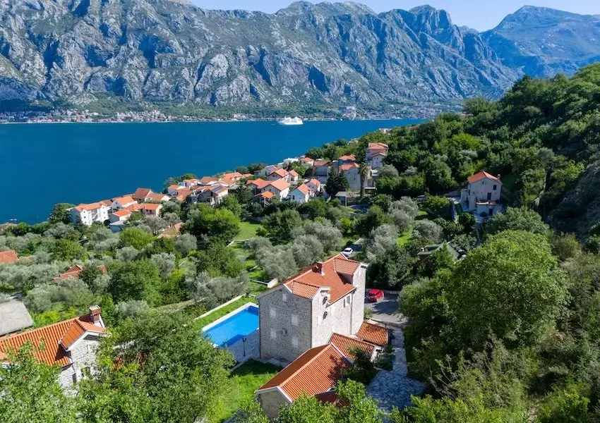 Palazzo Jerovitsa – Historic Stone Estate with Panoramic Bay Views