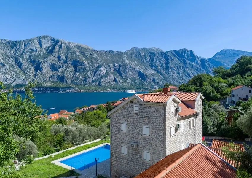 Palazzo Jerovitsa – Historic Stone Estate with Panoramic Bay Views