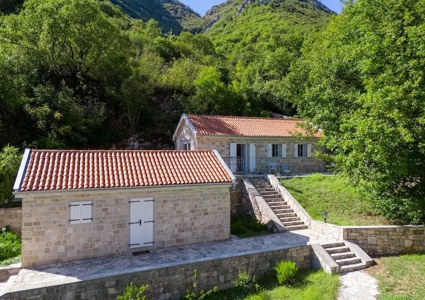 Palazzo Jerovitsa – Historic Stone Estate with Panoramic Bay Views