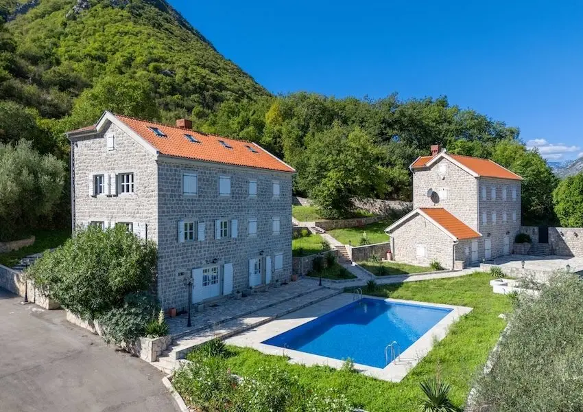 Palazzo Jerovitsa – Historic Stone Estate with Panoramic Bay Views