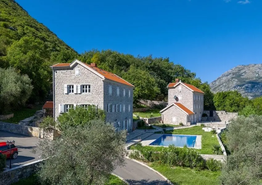 Palazzo Jerovitsa – Historic Stone Estate with Panoramic Bay Views