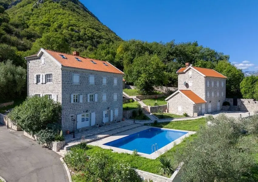 Palazzo Jerovitsa – Historic Stone Estate with Panoramic Bay Views