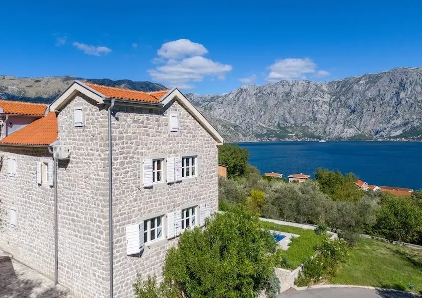 Palazzo Jerovitsa – Historic Stone Estate with Panoramic Bay Views