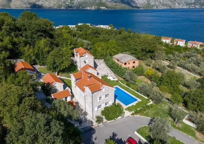Palazzo Jerovitsa – Historic Stone Estate with Panoramic Bay Views