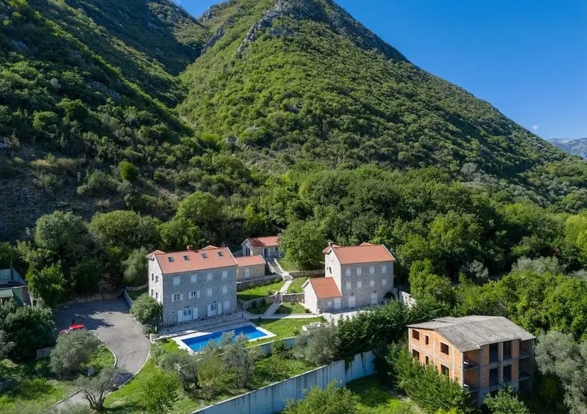Palazzo Jerovitsa – Historic Stone Estate with Panoramic Bay Views