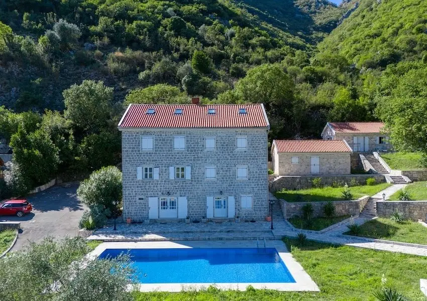 Palazzo Jerovitsa – Historic Stone Estate with Panoramic Bay Views