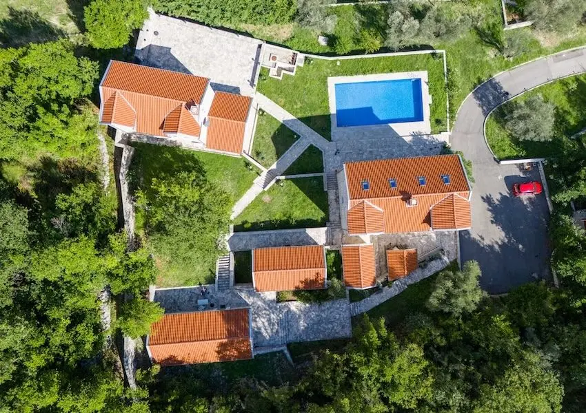 Palazzo Jerovitsa – Historic Stone Estate with Panoramic Bay Views