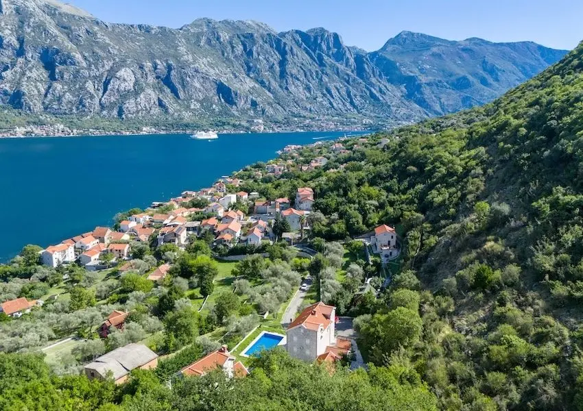 Palazzo Jerovitsa – Historic Stone Estate with Panoramic Bay Views