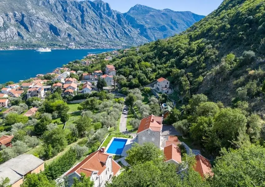 Palazzo Jerovitsa – Historic Stone Estate with Panoramic Bay Views