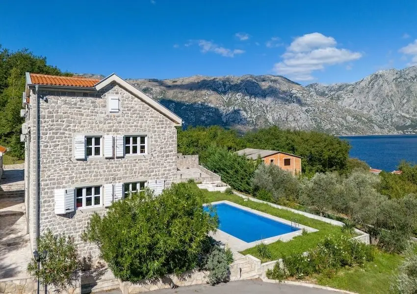 Palazzo Jerovitsa – Historic Stone Estate with Panoramic Bay Views