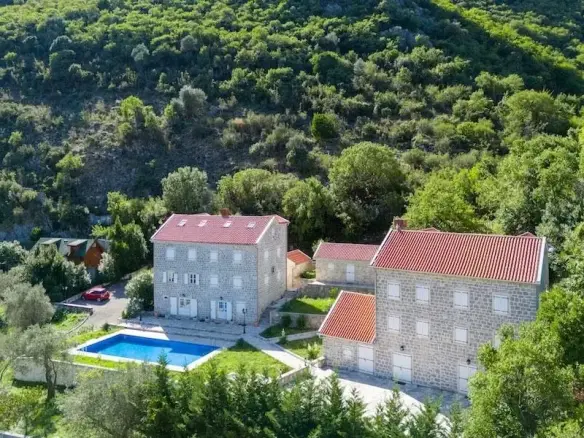 Palazzo Jerovitsa – Historic Stone Estate with Panoramic Bay Views