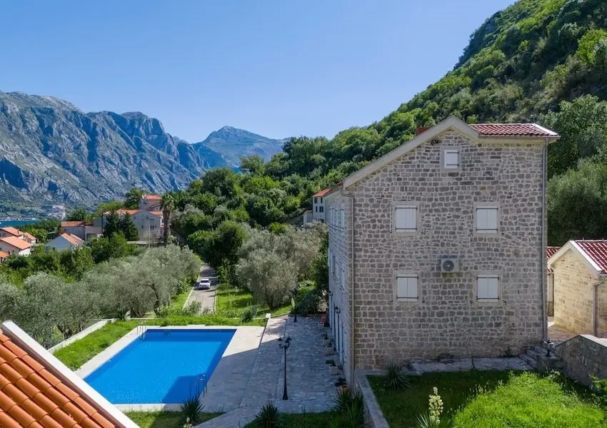 Palazzo Jerovitsa – Historic Stone Estate with Panoramic Bay Views