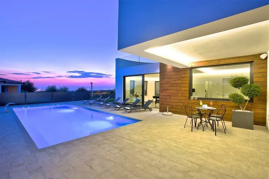 A Luxurious Oasis with Exceptional Amenities
