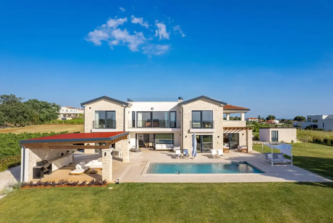 A Luxurious Oasis with Exceptional Amenities