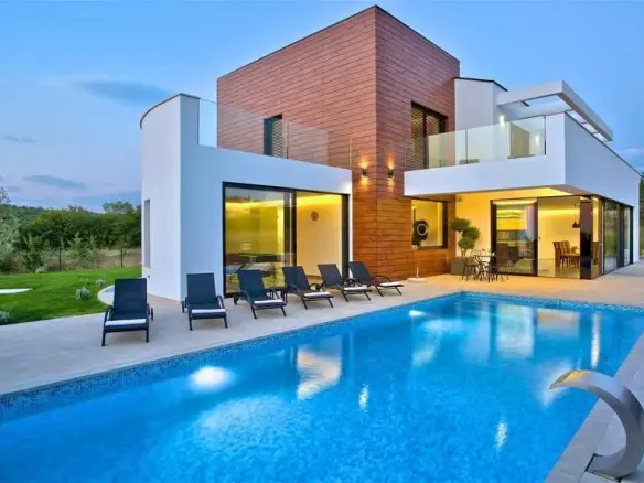 A Luxurious Oasis with Exceptional Amenities