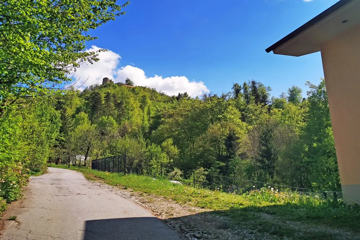 Ljubljana Area – A house with commercial space and a large, beautiful plot near Smlednik