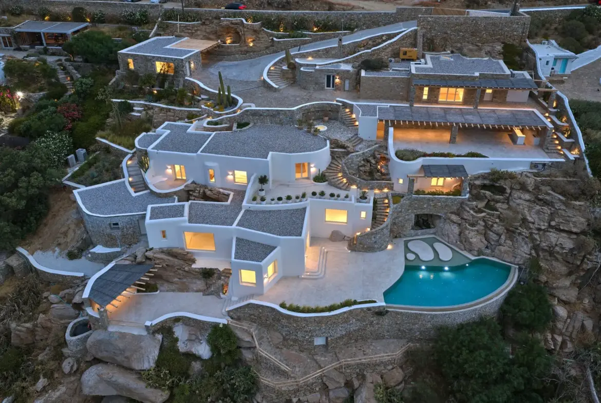 Above – House in Mykonos