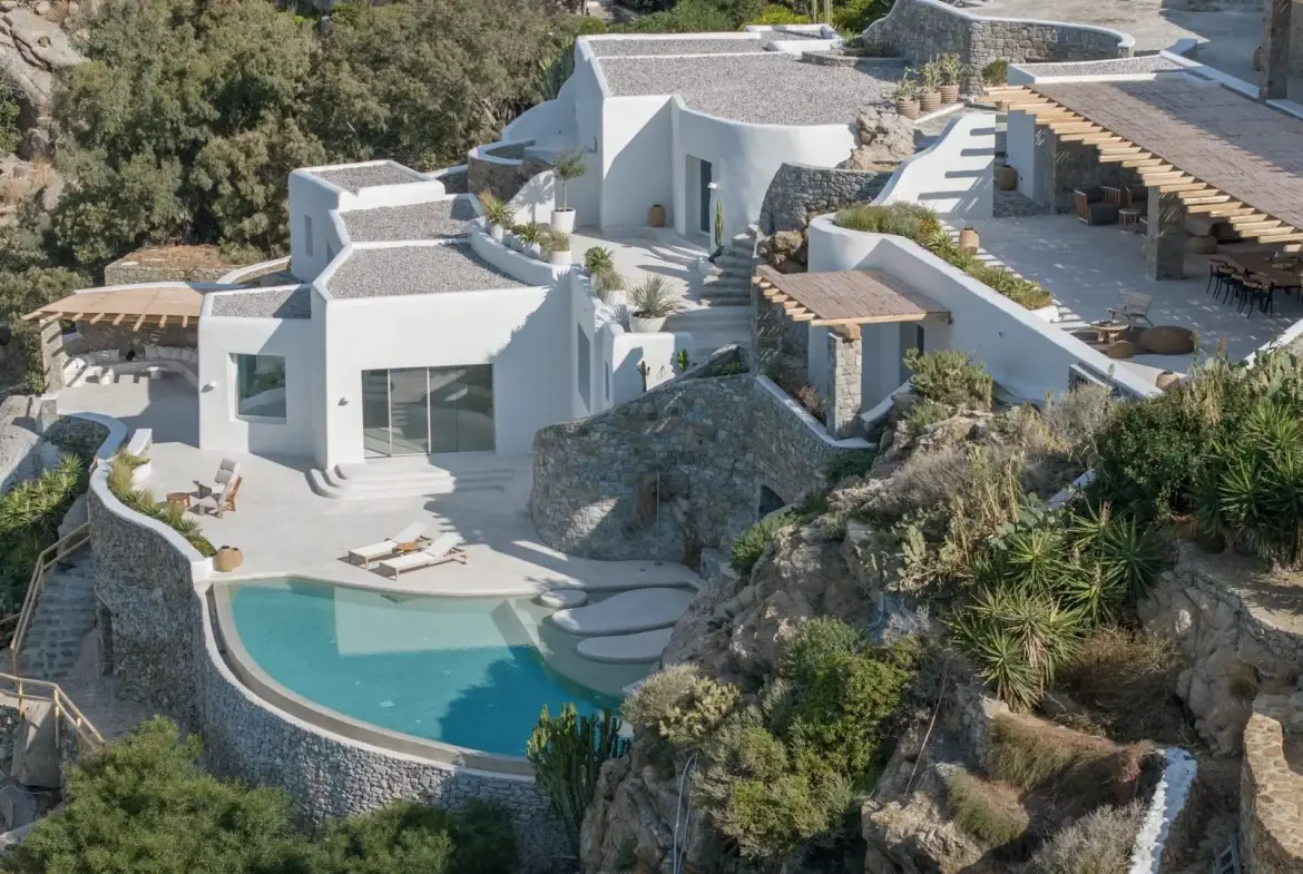 Above – House in Mykonos