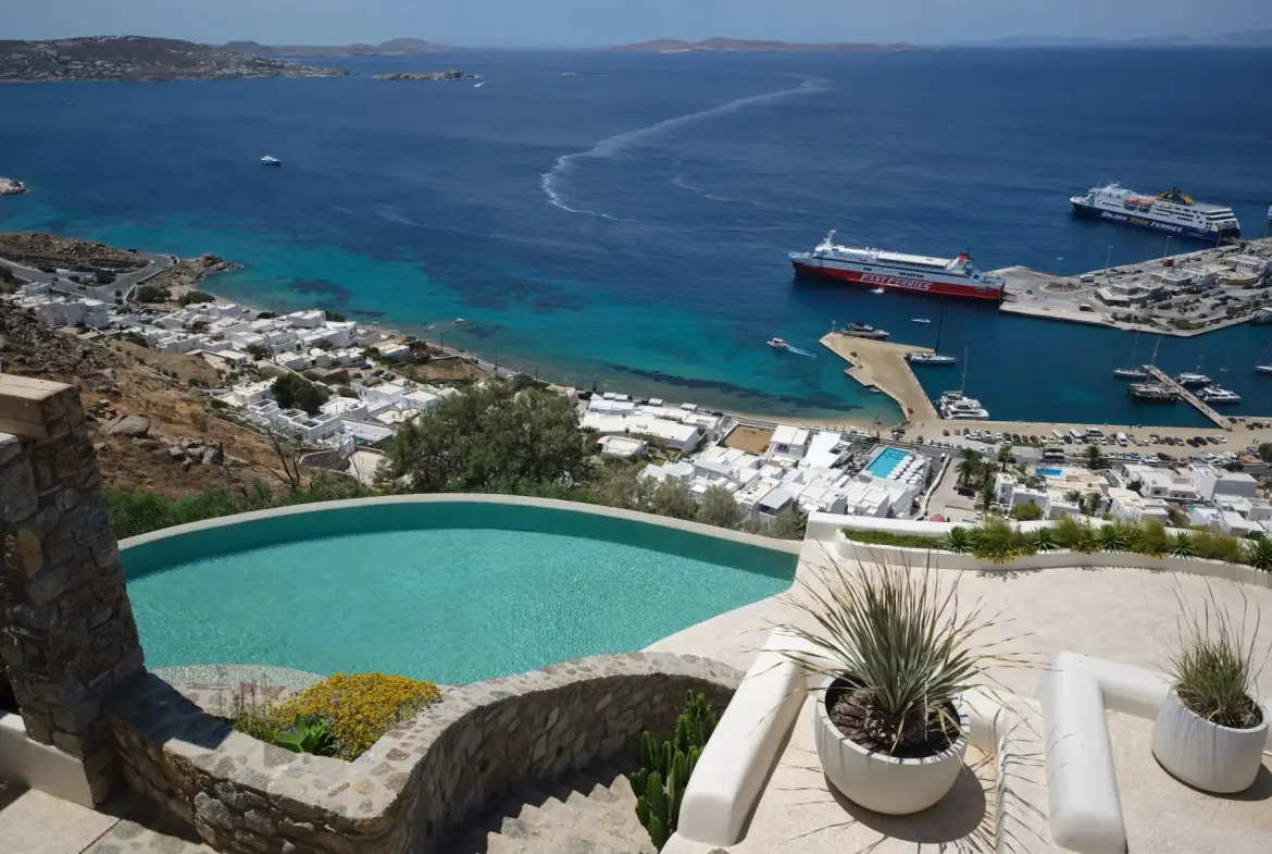Above – House in Mykonos