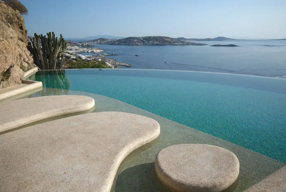 Above – House in Mykonos