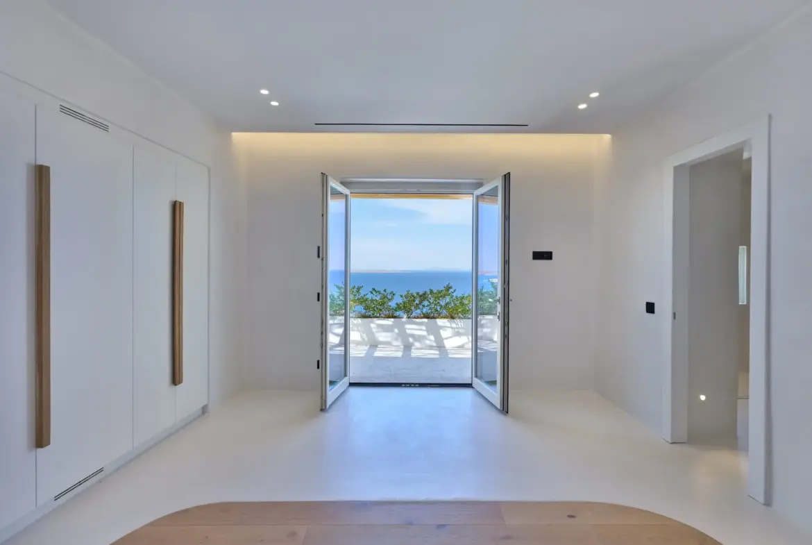 Above – House in Mykonos